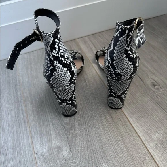 Size 7.5 Heels - Picture 4 of 5